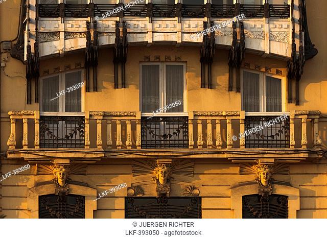 Galerias, glazed window balkonies, Paseo Maritimo, harbour promenade, La Coruna, A Coruna, Camino Ingles, The English Way, Camino de Santiago