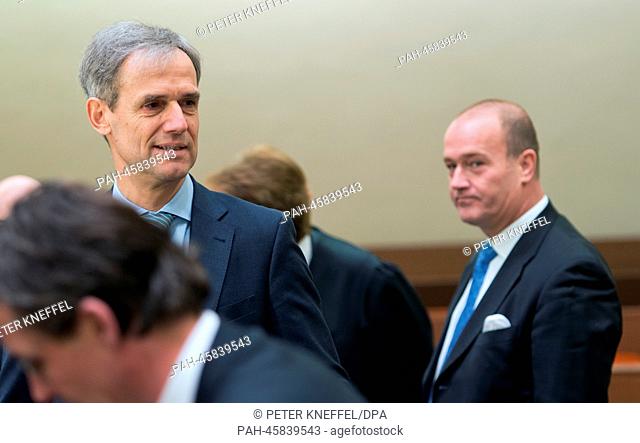 Former BayernLB (Bavarian State Bank) chairman Michael Kemmer (L) enters the courtroom in the regional court in Munich, Germany, 27 January 2014