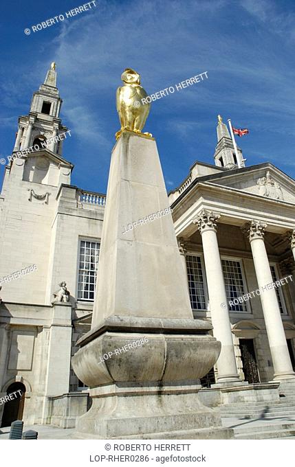 England, West Yorkshire, Leeds, The statue of a golden owl outside Leeds Civic Hall