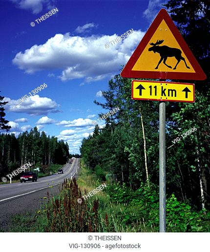 Warnschild vor Elchen am Strasenrand an einer Landstrase in Skandinavien Finnland / warning sign for elks at the roadside in Scandinavia Finnland