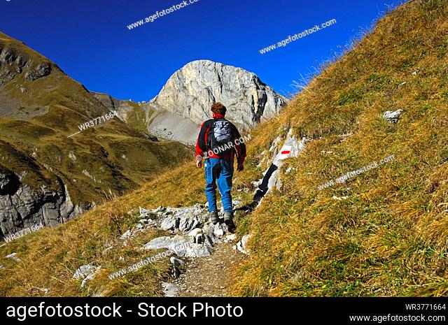 Wanderer im Geltental vor dem Spitzhorn, Naturschutzgebiet Gelten-Iffigen, Berner Oberland, Schweiz / Hiker in the Gelten Valley in front of Mt