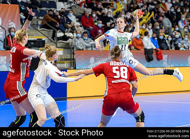 06 December 2021, Spain, Lliria: Handball, Women: World Cup, Germany - Hungary, Preliminary Round, Group E, Matchday 3: Julia Maidhof (back) of Germany throws...