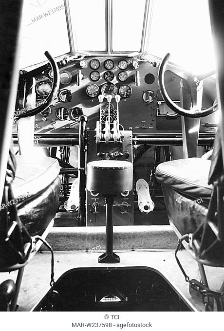 aeronautica, apparecchio savoia marchetti s.71, l'interno della cabina di pilotaggio, 1930-1940