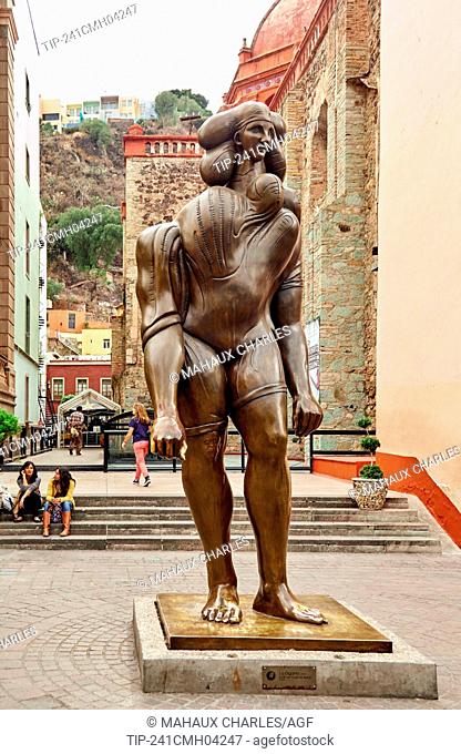 between the San Diego de Alcalá church statue LA GIGANTA ( 1991 ) by sculptor  jose Luis Gueuas