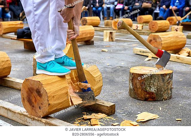 Competition of female Aizkolaris, Cutting of logs, Plaza de la Trinidad, Feria de Santo Tomás, The feast of St. Thomas takes place on December 21