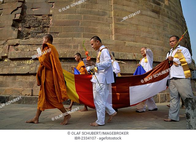 Buddhist nuns and monks, historical Buddhist pilgrimage site, Dhamekh Stupa, Game Park of Isipatana, Sarnath, Uttar Pradesh, Indian, South Asia, Asia
