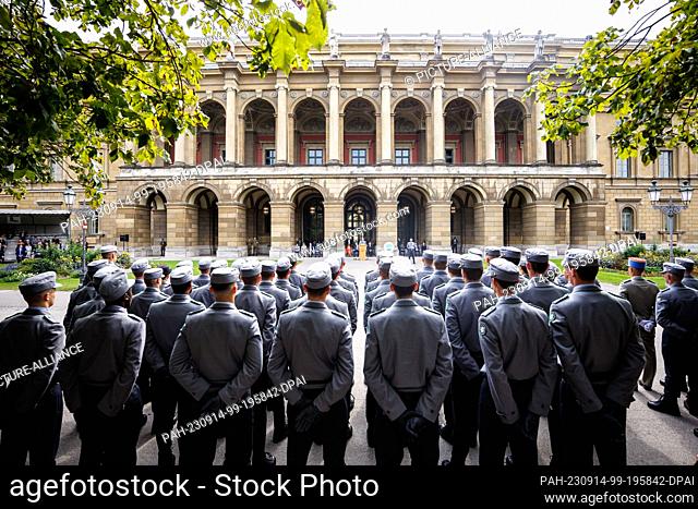 14 September 2023, Bavaria, Munich: Recruits stand during a ceremonial pledge by about 180 recruits of the mountain infantry battalions 232 and 233 from...