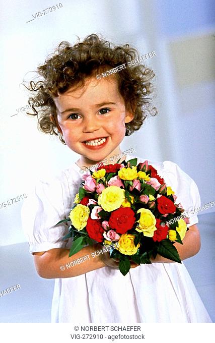 Portrait, indoor, small girl with short reddish curly hair with a bunch of flowers in her hands  - DEUTSCHLDEU, 25/06/2006