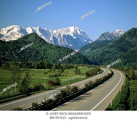 End stretch of the A 95 autobahn near Eschenlohe, Loisach Valley, Wetterstein Range, Upper Bavaria, Bavaria, Germany, Europe