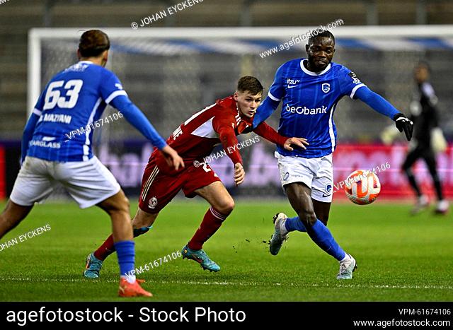 SL16's Noah Dodeigne and Jong Genk's Victory Beniangba fight for the ball during a soccer match between Jong Genk (U23) and SL16 (Standard U23)