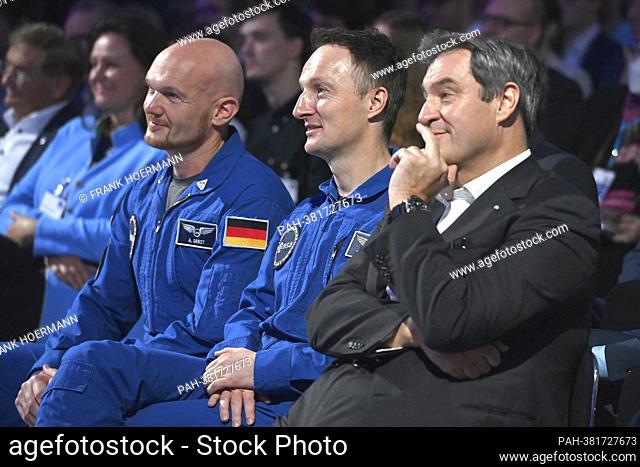 From left: Markus SOEDER (Prime Minister of Bavaria and CSU Chairman) with the two astronauts Matthias MAURER (withte) and Alexander GERST