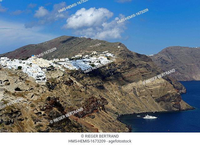 Greece, Cyclades, Aegean Sea, Santorini (Thira or Thera), the village of Oia overlooking the Caldera