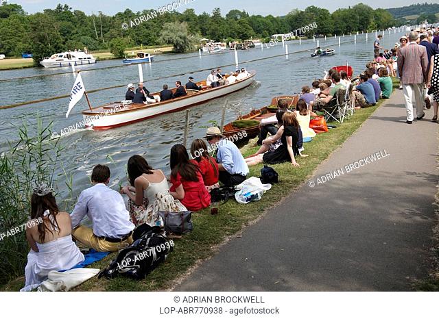 England, Oxfordshire, Henley-on-Thames, Spectators on the riverbank enjoying the annual Henley Royal Regatta