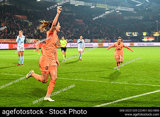 Damaris Egurrola (21) of Netherlands scores 3-0 and Holland can celebrate during a female soccer game between the national teams of The Netherlands