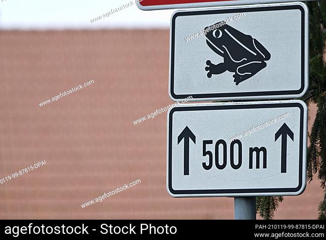 07 January 2021, Saxony, Leipzig: Attention! A frog on a sign in the Leipziger Neuseenland in the southern region of Leipzig draws the attention of motorists to...
