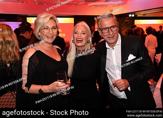 18 November 2023, Bavaria, Munich: Claudia Jung (l-r), singer, Lilo Rauschmayer and Peter Schäfer take part in the charity dinner ""Together for Children"" at...