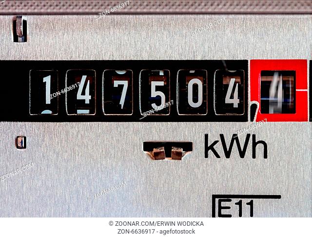 EIn Stromzähler misst den verbrauchten Strom. Symbolfoto für Strompreis und Strom sparen