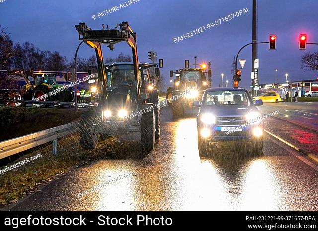 21 December 2023, Saxony-Anhalt, Coswig (Anhalt): Tractors belonging to farmers from the Wittenberg area block the access road to the A9 near Coswig