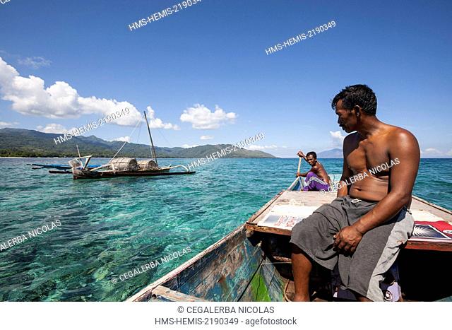 Indonesia, Lesser Sunda Islands, Alor archipelago, Pantar Island, Kabir, fisherman putting traditional fish trap localy named boubou