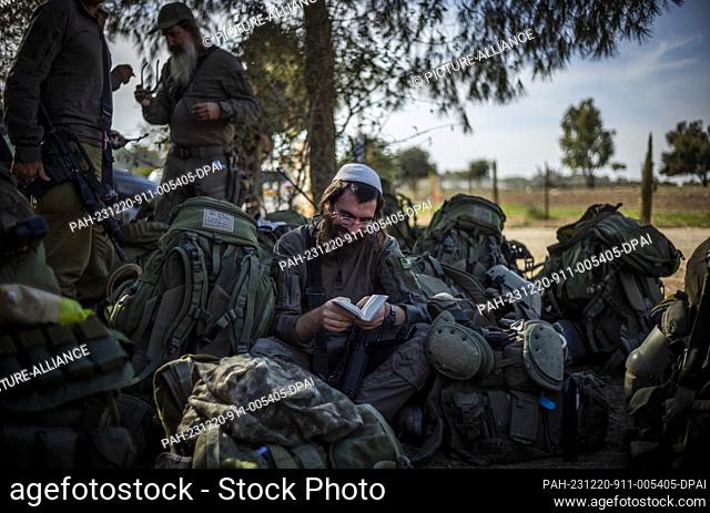 20 December 2023, Israel, ---: An Israeli soldier prays near the Israeli Gaza border, amid continuing battles between Israel and the Palestinian militant group...
