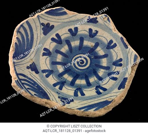 Fragment majolica dish or bowl, blue on white, with rosette in the middle, dish plate bowl crockery holder soil find ceramic earthenware glaze
