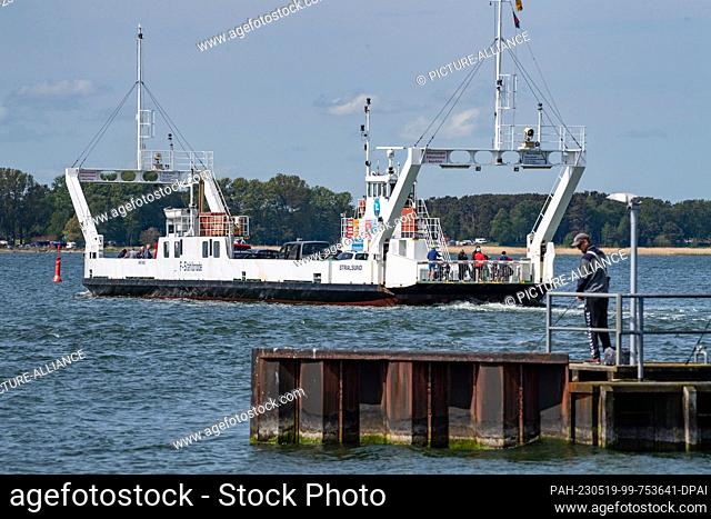 19 May 2023, Mecklenburg-Western Pomerania, Glewitz: The ferry ""Stahlbrode"" sails across the Strelasund off the island of Rügen