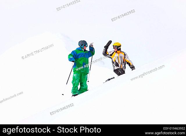 Schifahrer und Snowboarder