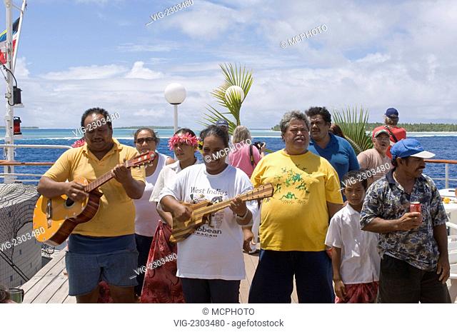 Cook Islands, Palmerston Island. Islanders entertaining the passengers. - 01/01/2010