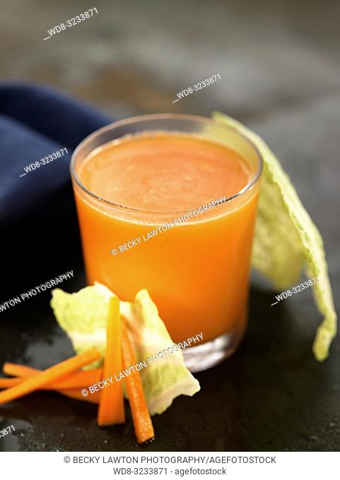 zumo de zanahoria, repollo y naranja. / carrot, cabbage and orange juice