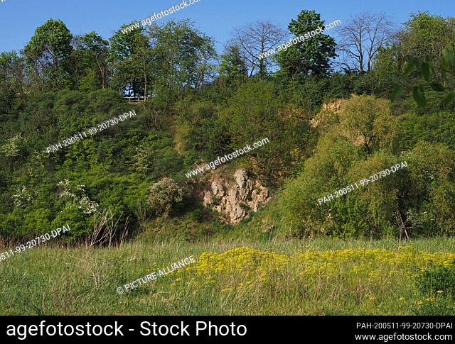 09 May 2020, Brandenburg, Am Mellensee: The landscape near the former Sperenberg gypsum quarries. A circular hiking trail with a length of almost three...