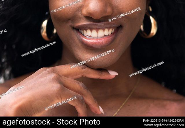28 May 2022, Baden-Wuerttemberg, Stuttgart: A young, dark-skinned woman smiles at the camera. Photo: Silas Stein/. - Stuttgart/Baden-Wuerttemberg/Germany