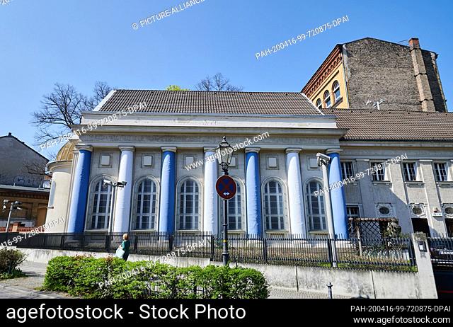 10 April 2020, Berlin: The synagogue on the Fraenkel bank with its blue and white columns is illuminated by the spring sun