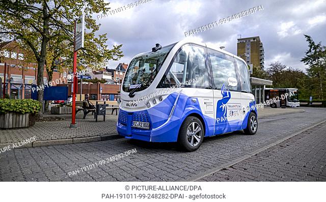10 October 2019, Schleswig-Holstein, Lauenburg: The TaBuLa-Shuttle drives during the test drive through the old town of Lauenburg