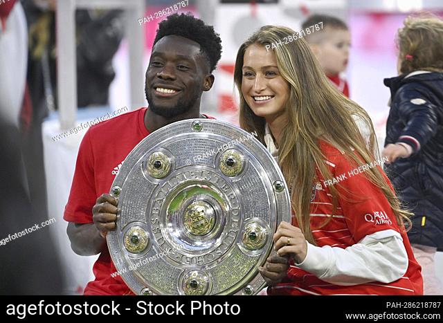 Alphonso DAVIES (FC Bayern Munich) with girlfriend Jordyn Huitema with bowl, championship bowl, cup, trophy. Football 1st Bundesliga season 2021/2022, 33
