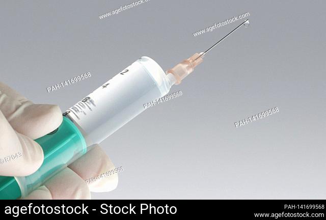 firo: 04/14/2021, soccer ball, medicine, pandemic syringe, medical syringes, with drops on the needle The three components: vaccinations, vaccinations
