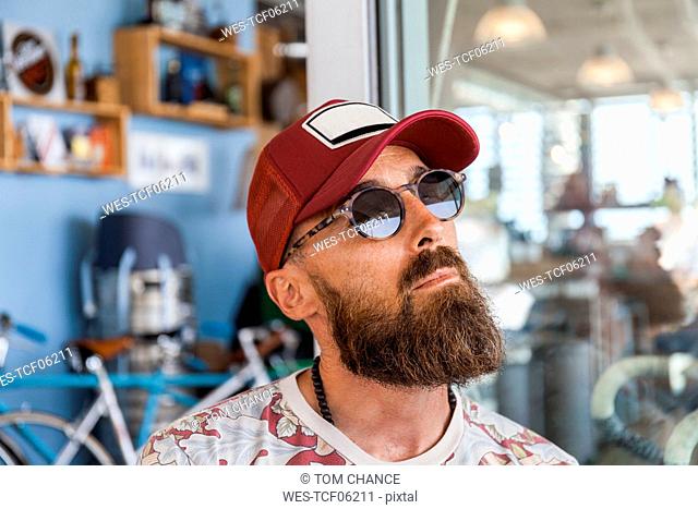 Matue man with red basecap and sunglasses