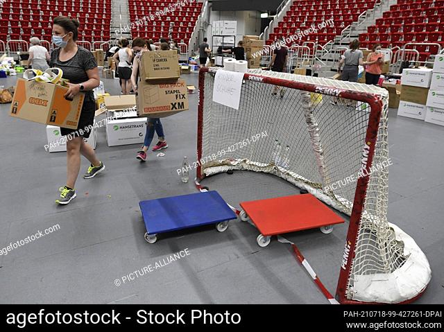 18 July 2021, North Rhine-Westphalia, Duesseldorf: Volunteers pack boxes of relief goods for the flood victims in the PSD Dome
