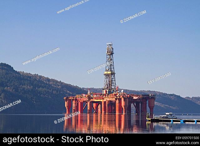 Bohrinsel im Lyngdalsfjord - Norwegen besitzt dsa größte Erdölvorkommen in ganz Europa