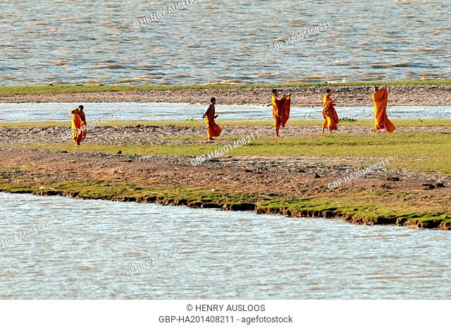 Monks, visiting, Tale, Noi, Between, lake, sea, Phatthalung, Thailand
