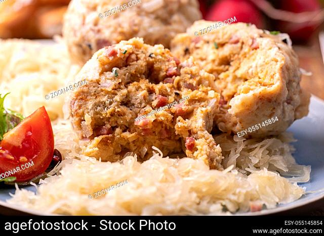 Speckknödel mit Sauerkraut auf Holz