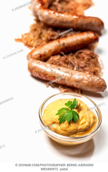 Gegrillte Nürnberger mit Sauerkraut