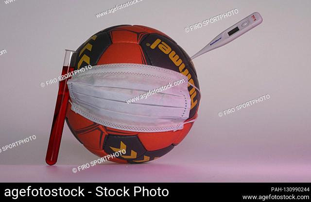 firo: 12.03.2020 Handball, 2020 The corona virus paralyzes the whole sport. Game ball with clinical thermometer, mouth protection