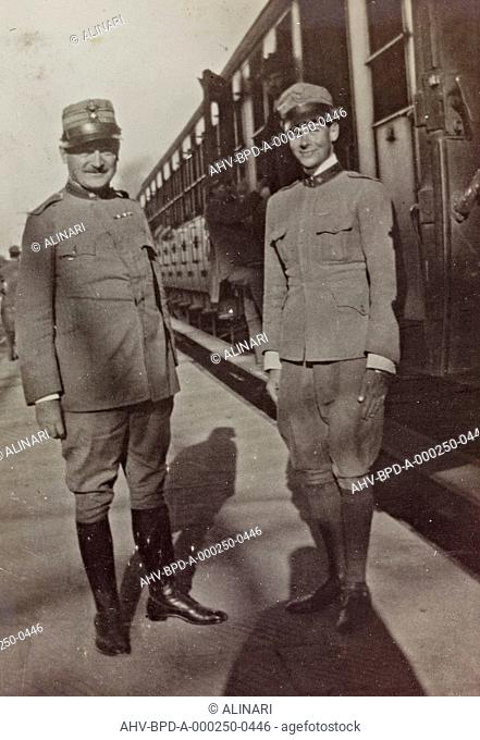 Album Campagna di guerra 1915-1916-1917-1918, tenente Jack Bosio: Jack Bosio in uniform with an officer in Udine, shot 1916