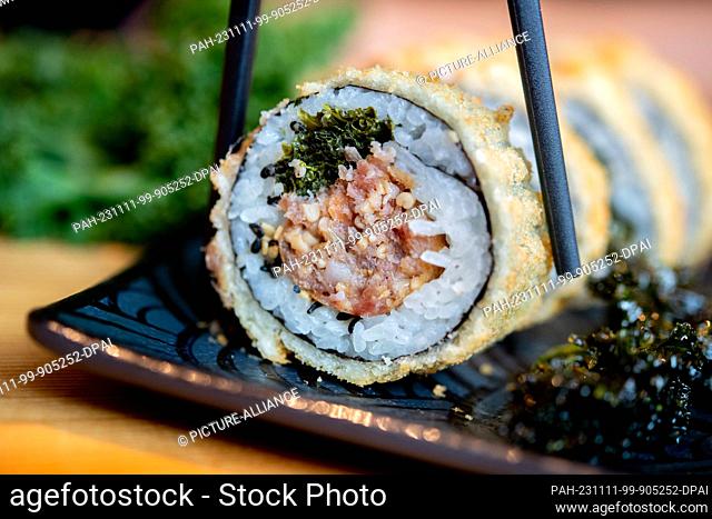 PRODUCTION - 07 November 2023, Lower Saxony, Oldenburg: Sushi with kale and pinkel is served on a table at the Moto Kitchen restaurant
