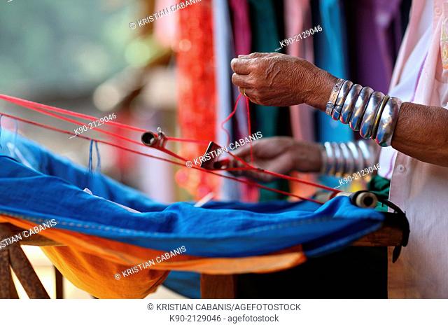Longneck Karen woman weaving a scarf, Mae Hong Son, Thailand, Southeast Asia