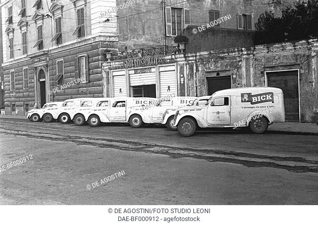 Advertisement on car of the Italian company Casearia Invernizzi, January 2, 1950, Genoa, Italy, 20th century. Genoa, Foto Studio Leoni