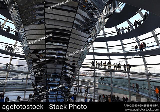 09 March 2020, Berlin: People visit the dome of the Reichstag building. In response to the corona epidemic, the Bundestag will close the Reichstag dome and the...