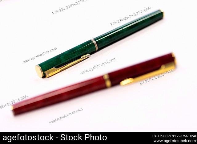 PRODUCCIÓN - 26 de junio de 2023, Renania del Norte-Westfalia, Duesseldorf: Dos bolígrafos de fuentes en verde y rojo, con los que el ex ministro Kraft...