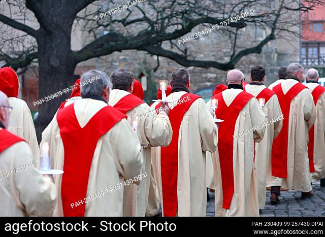 09 April 2023, Saxony-Anhalt, Gernrode: With a procession the 22 actors with pastor Andreas Müller from the collegiate church St