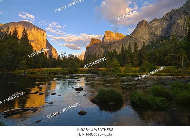 USA, California, Yosemite National Park, Merced River and El Capitan